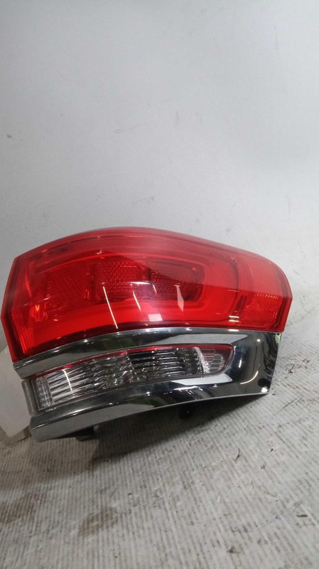 2015 Jeep Grand Cherokee Right Tail Light Assembly Grey OEM 387851 Used