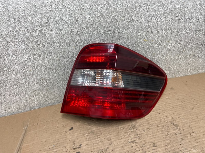 2009 to 2011 Mercedes ML350 ML-Class Right Passenger RH Tail Light AA9641 LK