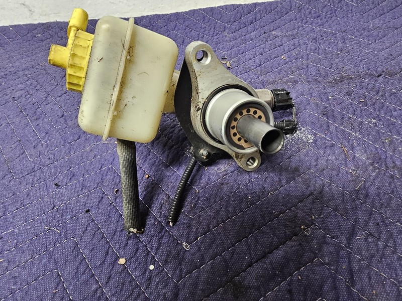 For 2002-2006, 2012-2013 Volkswagen Jetta Brake Master Cylinder 25994SQHV 2005