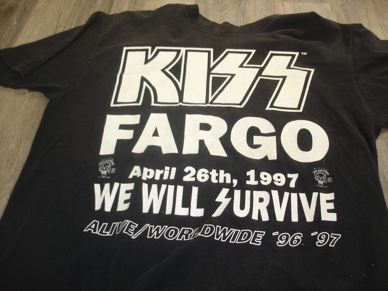 Vintage KISS 1997 hottest band Fargo NDt-shirt
