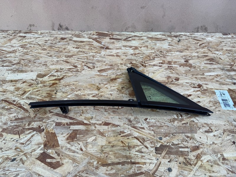 RIVIAN R1S 22-26 OEM FRONT LEFT DRIVER DOOR CORNER FIXED QUARTER WINDOW GLASS