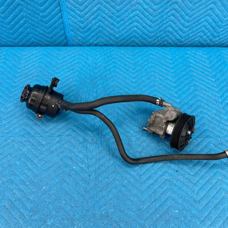 2006-2008 BMW 325i Power Steering Pump Reservoir Oil Tank Assembly OEM 99K