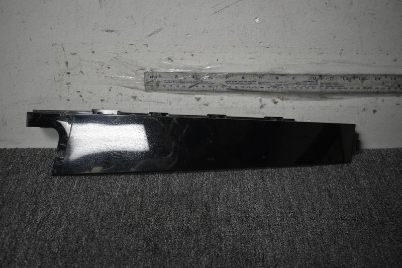 LAND ROVER WEATHER STRIP RIGHT SIDE FACTORY OEM