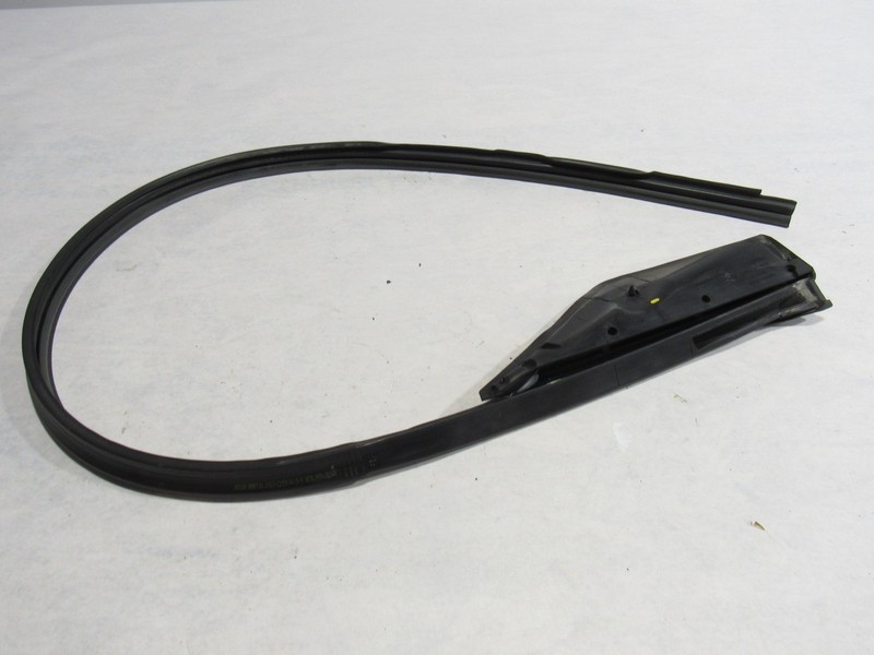 18-21 Aston Martin Vantage 2019 Right Window Weatherstrip Seal Rubber Gasket :A