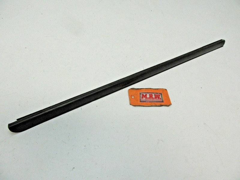 RIGHT FRONT DOOR PANEL BELT MOLDING RUBBER SEAL WEATHER STRIP TOP OUTER OUTSIDE