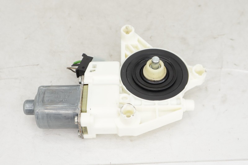 2008 - 2014 MERCEDES C250 C300 W204 FRONT RIGHT SIDE DOOR WINDOW REGULATOR MOTOR