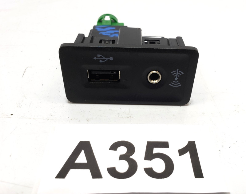 ✅ 2015-2018 OEM Porsche Macan GTS 95B Center Console Aux USB Socket 34k