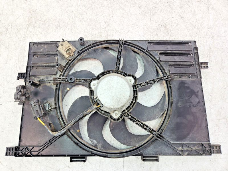 ✅ 15-18 OEM Jeep Renegade Engine Radiator Cooling Fan Motor Assembly