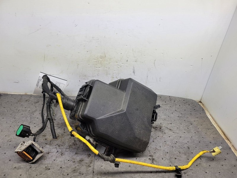 Fuse Junction Box Engine Compartment Left Hand Fits 21-23 ELANTRA 1609082