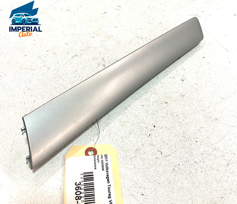 !SCRTACHED 2011-2017 VOLKSWAGEN TOUAREG FRONT PASSENGER SIDE DOOR PANEL TRIM OEM
