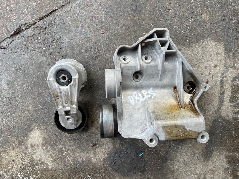 05-09 Land Rover L320 LR3 HSE ALTERNATOR MOUNT BRACKET AND TENSIONER PULLEY OEM