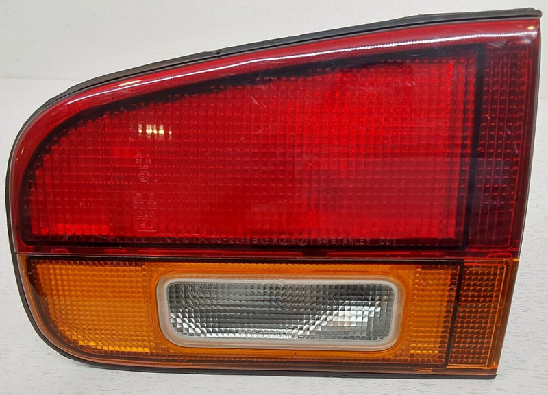 1992-96 TOYOTA CAMRY RH TAIL LIGHT ASSY OEM PART#8167006040