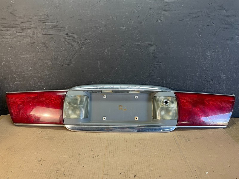 2000 to 2005 Buick Lesabre Trunk Rear Center Tail Light Panel AD8548 DG