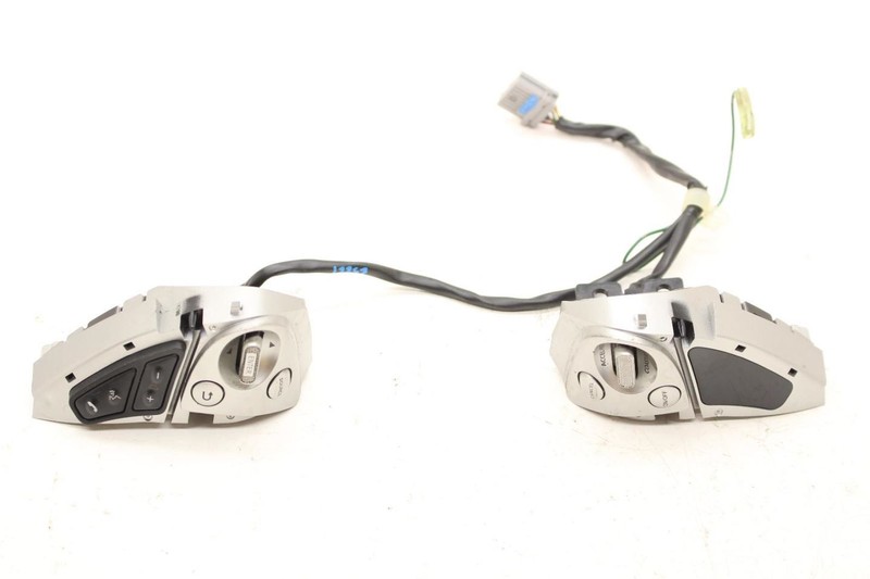 09-20 370Z Roadster Cruise Control and Radio Steering Wheel Switches