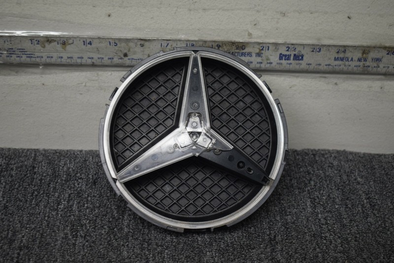 2017 MERCEDES BENZ C63 AMG S FRONT GRILLE EMBLEM FACTORY OEM