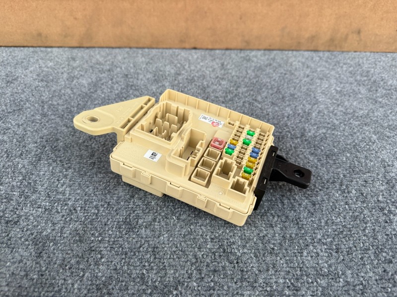 GENESIS GV70 2022-2026 OEM FUSE RELAY JUNCTION BLOCK BOX UNIT ASSEMBLY