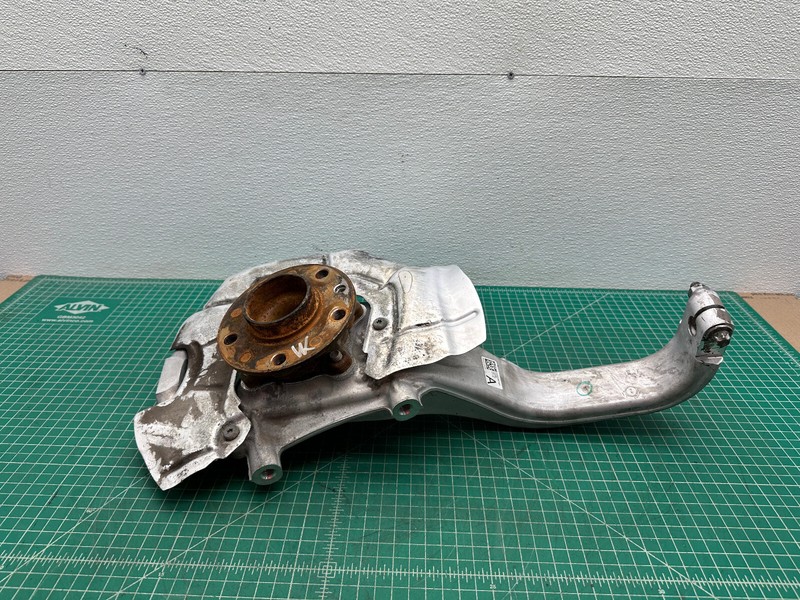 17-19 Alfa Romeo RWD FRONT LEFT DRIVER SIDE SPINDLE KNUCKLE W/ HUB OEM