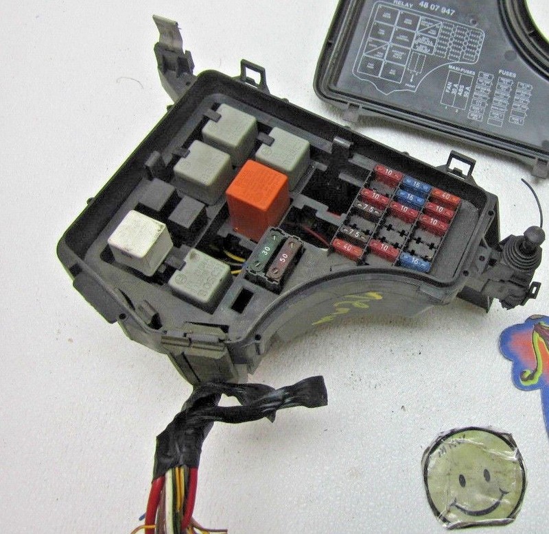 94 95 96 98 1997 97 SAAB 900 FUSE BOX RELAY SWITCH PANEL COVER 2.3L ENGINE MOTOR
