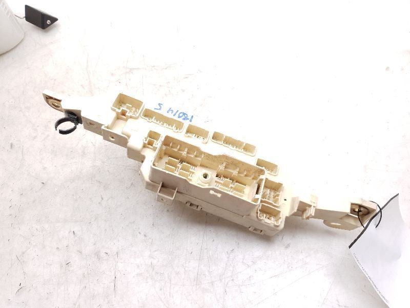 98 99 00 01 02 03 Toyota Land Cruiser Right Side Cabin Fuse Box 82731-60030