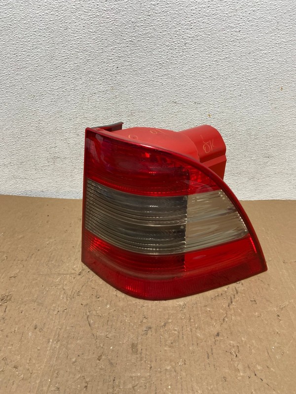 2002-2005 Mercedes ML 350 Ml-Class Right Passenger Rh Side Tail Light AD8189 LK