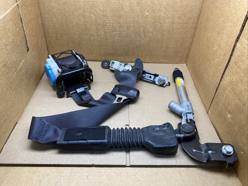 2014-2019 Kia Soul Front Left Driver Side Seat Belt Seatbelt Retractor Assembly