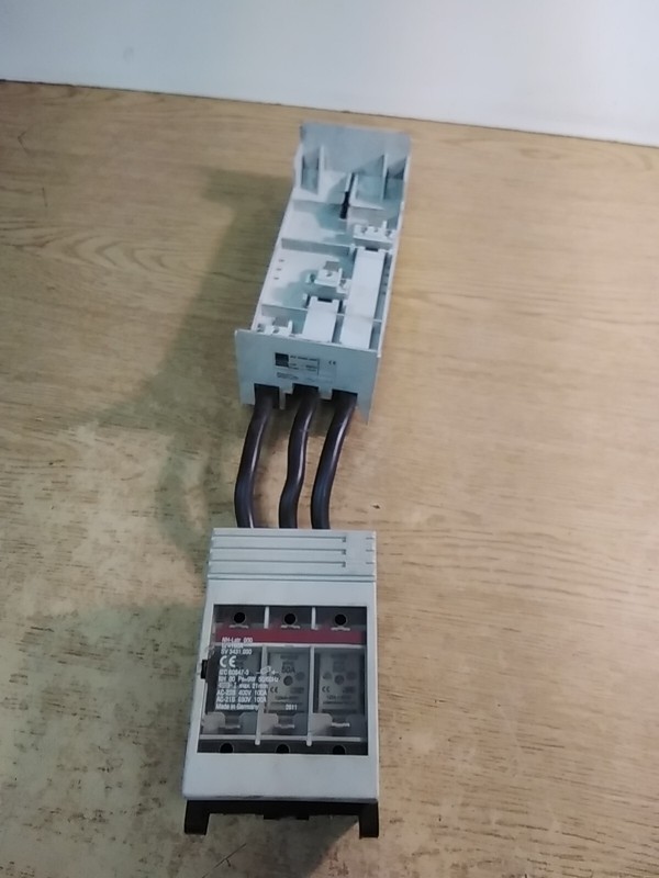 Rittal SV 3431.000 3 Pole Fuse Holder W/ 3 Fuses 5NHG000B And Rittal SV 9320.050