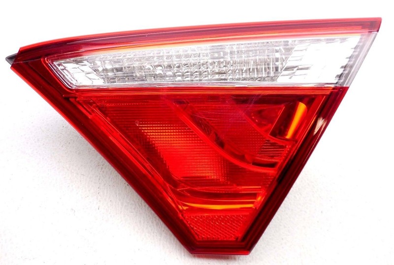 OEM 2015 Toyota Camry Right Lid Mounted Tail Lamp Lens Chip Id #81580-06410