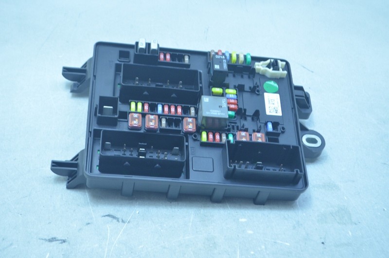 13-16 CADILLAC SRX 3.6L FUSE RELAY BOX OEM