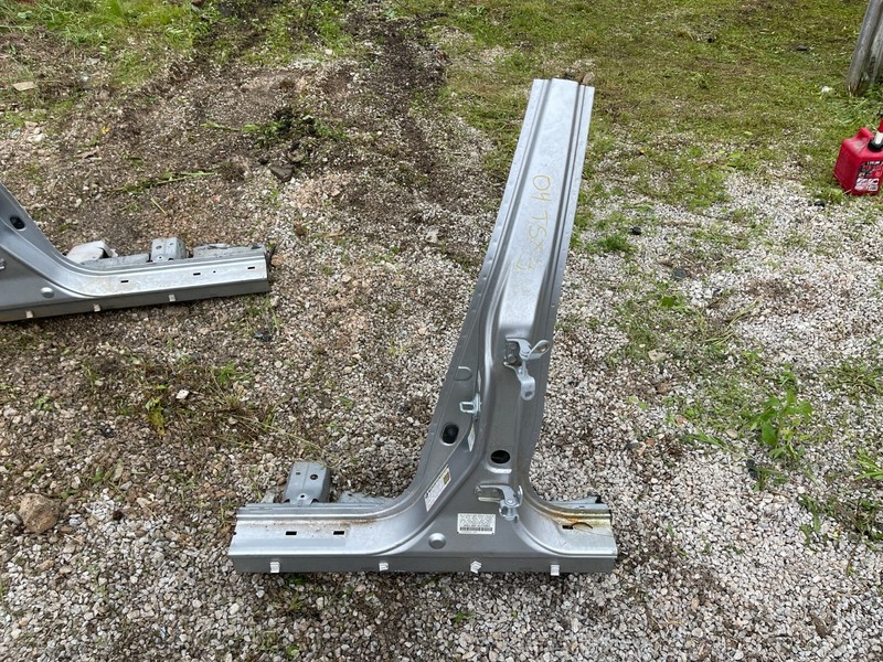 2004 Acura TSX LH Left Driver Side Center Exterior B Pillar Frame Cut OEM