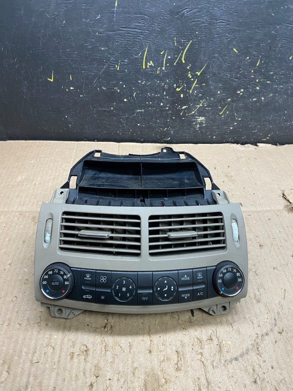 2007 - 2009 Mercedes W211 E550 E320 Center Console AC Heater Air Vent Y7907 DG