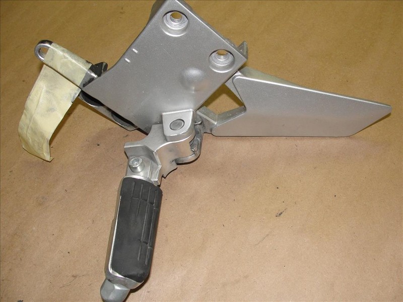 04 YAMAHA FJR 1300 FRONT LEFT DRIVER FOOT PEG WITH BRACKET FJR1300