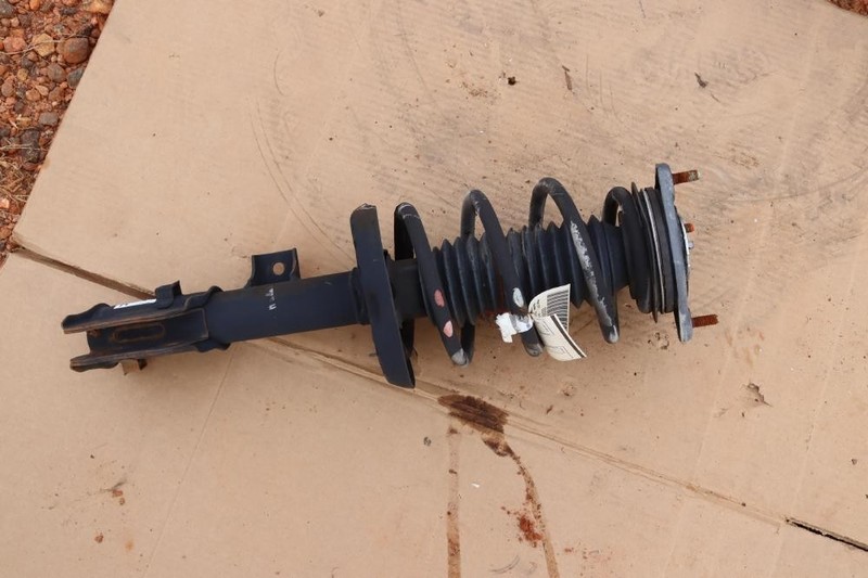 2014-2019 KIA SOUL FRONT RIGHT PASSENGER SIDE STRUT SHOCK ABSORBER SPRING OEM