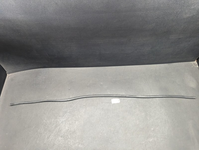 Front Right Door Lower Weatherstrip 2018 Ford Mustang FR3B-6320530-A 2015 - 2023