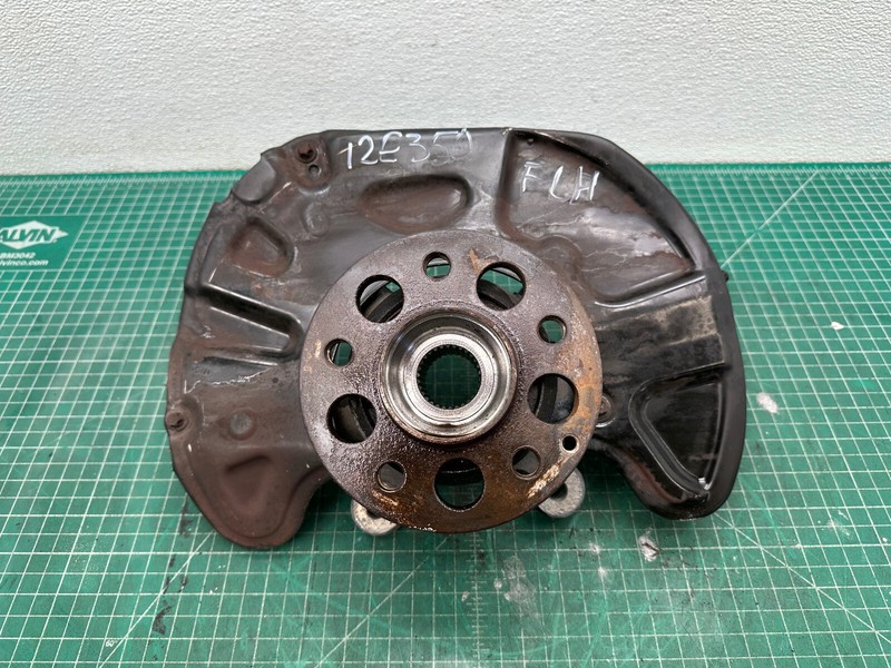 12-16 Mercedes W212 AWD FRONT LEFT DRIVER SIDE SPINDLE KNUCKLE W/ HUB OEM