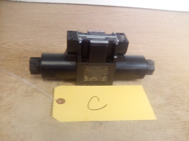 Nachi SS-G01-C1-R-D2-E30 Solenoid Operated Directional Control Valve