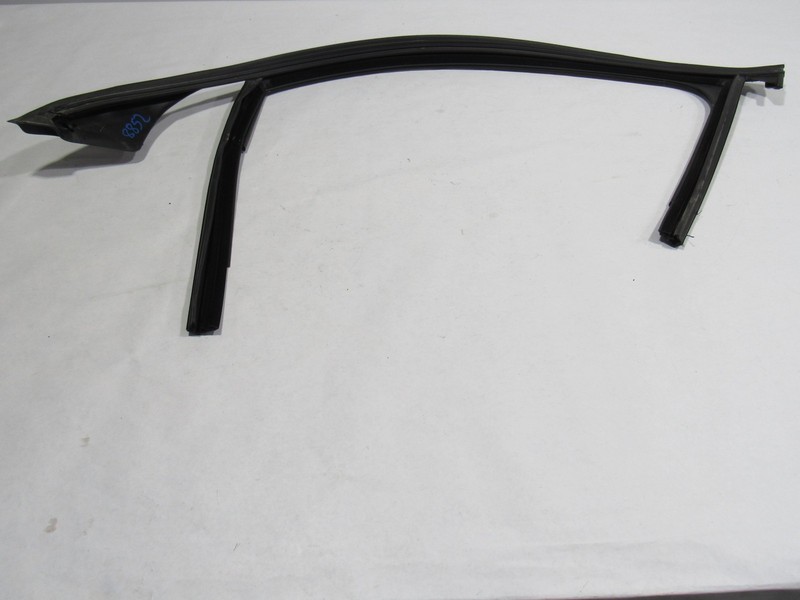 18-21 Mercedes GLC63 X253 2018 Front Left Door Window Weather Strip Seal :O