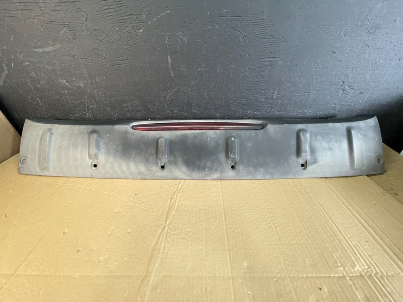 2002 to 2006 Chevrolet Avalanche 1500 Cente Spoilerr 3rd Brake Light AC9700
