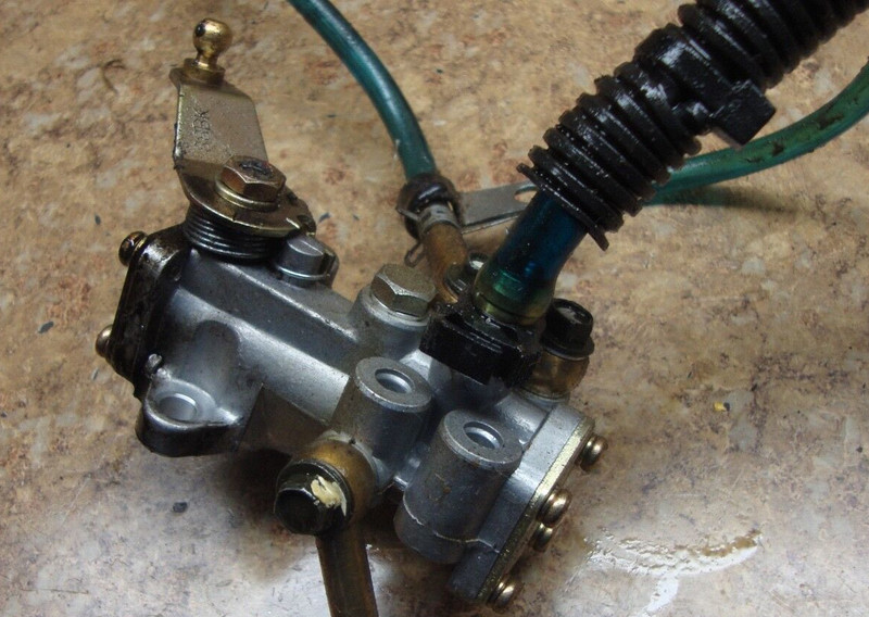 2002 Arctic Cat Mountain 600 Snowmobile Engine Motor Oil Pump Housing 02