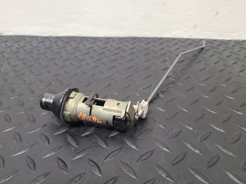 02-09 GMC Envoy Liftgate Lock Cylinder Release OEM 15782680