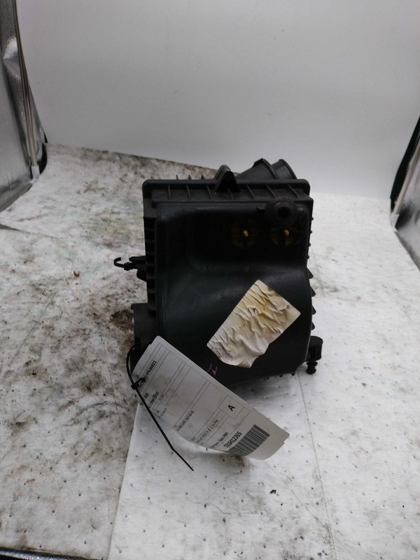 Used Air Cleaner Assembly fits: 2017 Fiat 500 new style horizontal rear door han