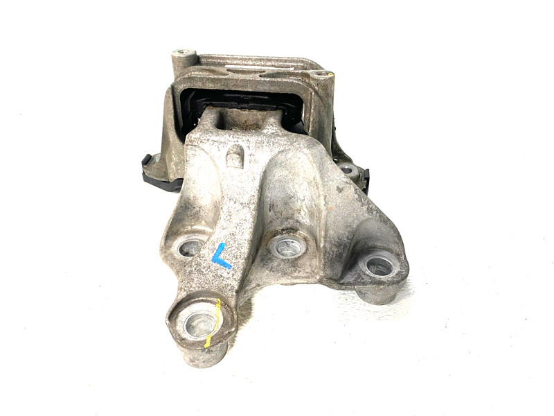 2018-2021 BUICK ENCLAVE LEFT SIDE TRANSMISSION CENTER MOUNT BRACKET OEM #A0.30