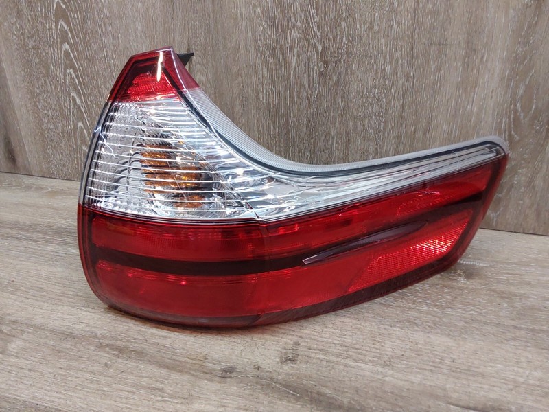 2015-2020 TOYOTA SIENNA RH TAIL LIGHT ASSY OEM