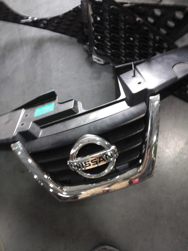 Used Front Grille fits: 2011 Nissan Juke bumper mounted Front Grade A