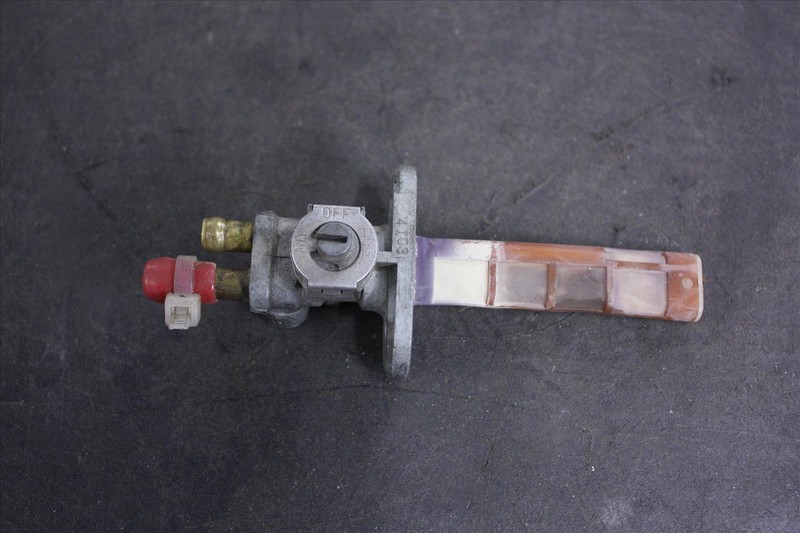 2005 SUZUKI GS 500 FK FUEL PETCOCK VALVE SWITCH OEM GS500 05