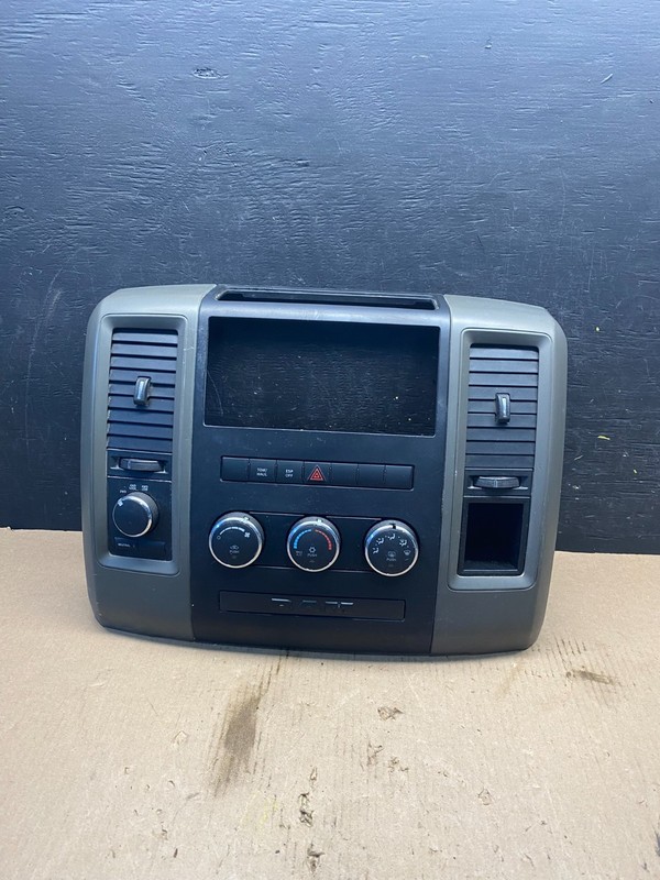 2009 to 2012 Dodge Ram 1500 Center Dash Radio Screen Climate Panel Q7338 DG