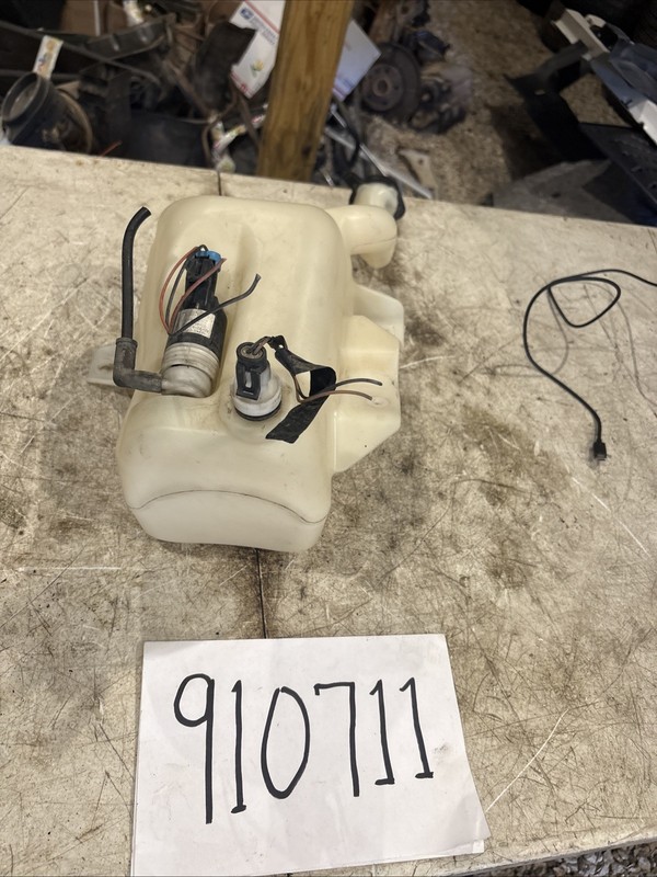 2006-2011 CADILLAC DTS Windshield Wiper Reservoir Tank 10367083