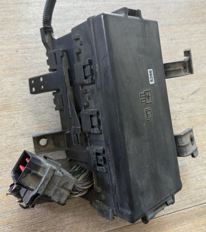 2010-12 Ford Fusion 3.0L / AT Automatic Transmission Engine Fuse Box