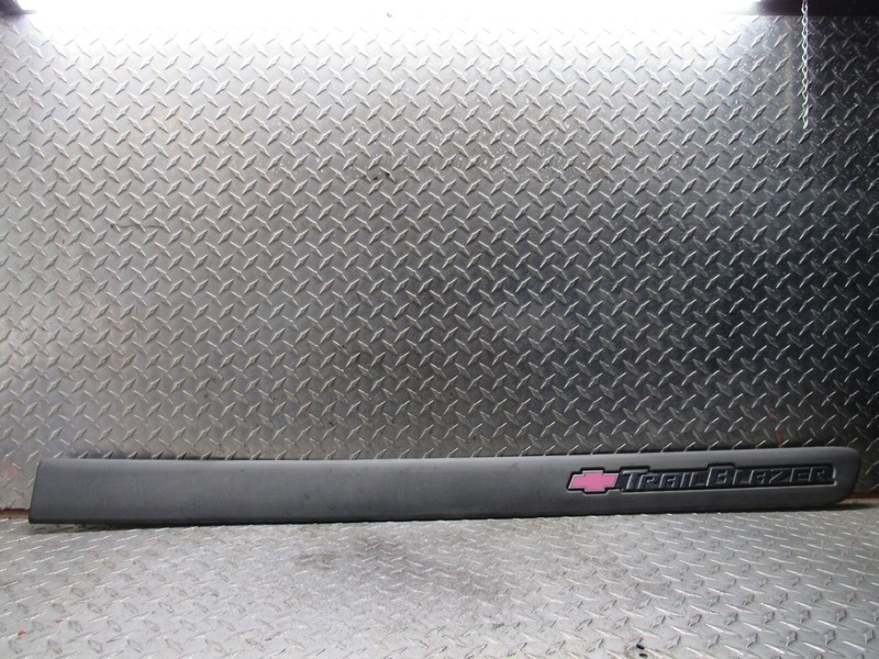 2004 CHEVROLET TRAILBLAZER RIGHT PASSENGER FRONT DOOR MOLDING TRIM 4.2L