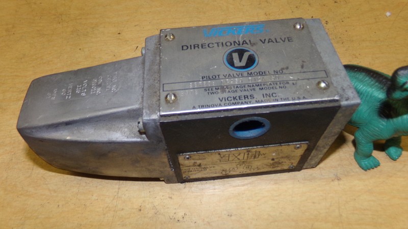 Vickers 297238 Directioinal Valve Solenoid B, 30-35 LB in *Free Shipping*