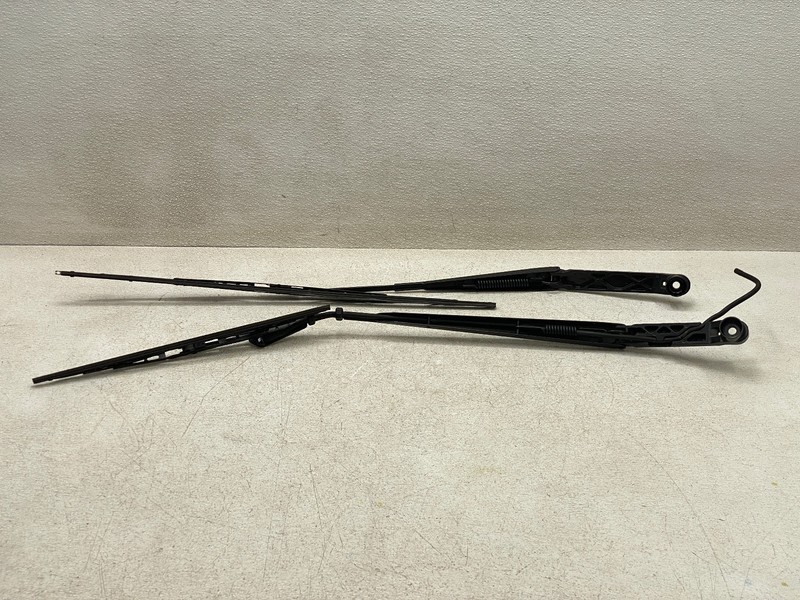 2016-2017 SUBARU CROSSTREK FRONT WINDSHIELD WIPER ARM SET OEM LOT773